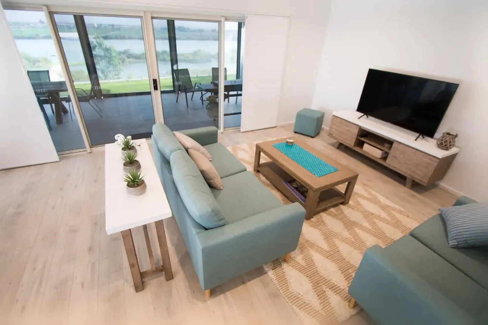 ‘Serenity’ and sweeping Murray River views