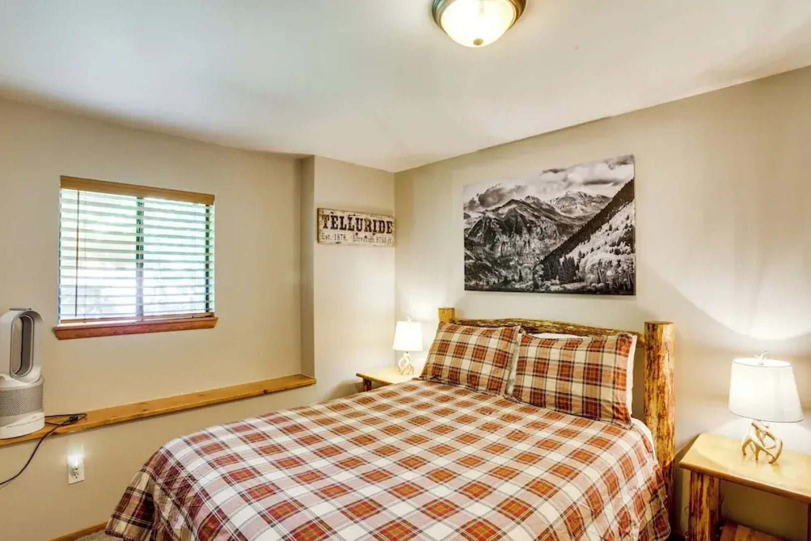 Cozy Ouray Apartment, Steps to Riverwalk Trail!