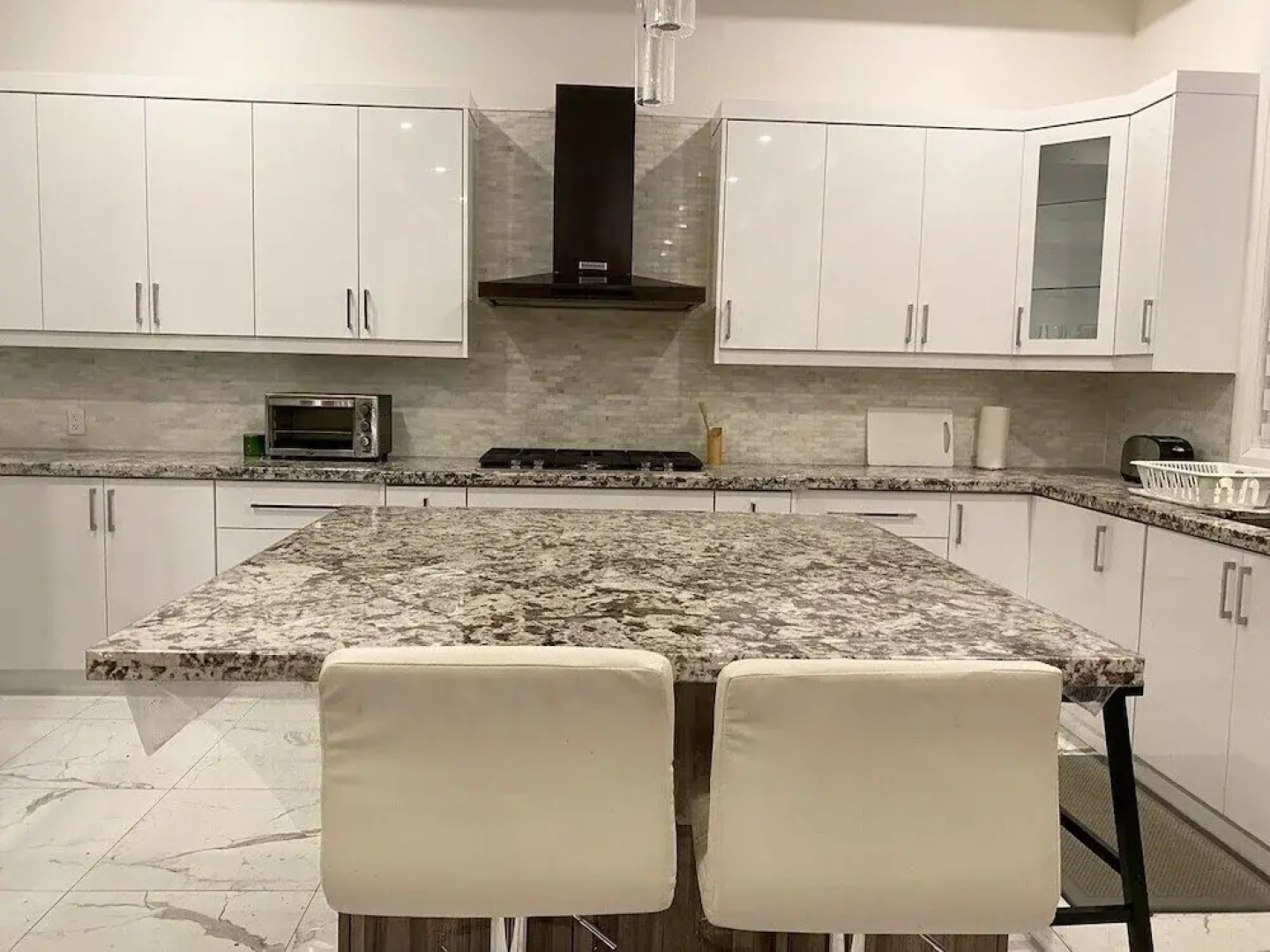 Dazzling Home Next to Beach & Go Station