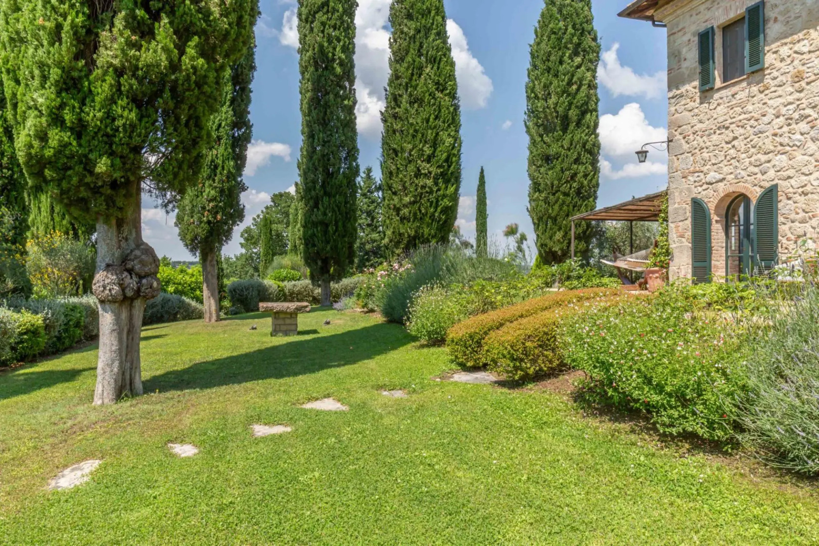 From this beautiful property, immersed in the Sienese countryside, you can enjoy sunsets with changi-Podere i Poggi
