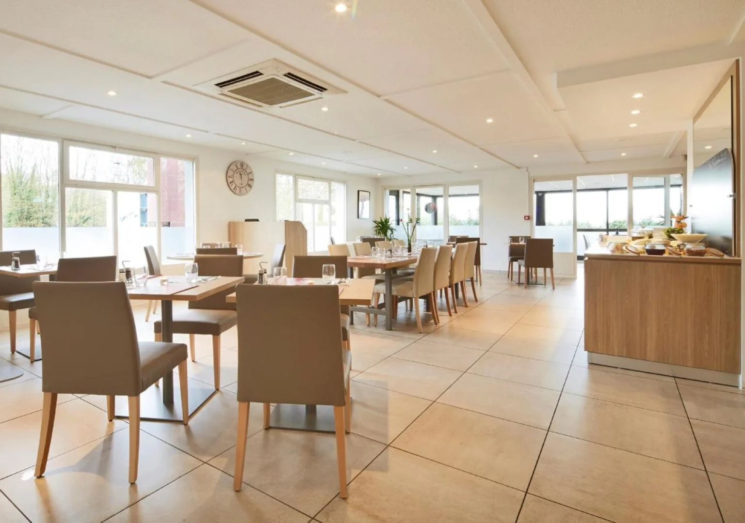 Kyriad PARIS NORD  Ecouen La Croix Verte