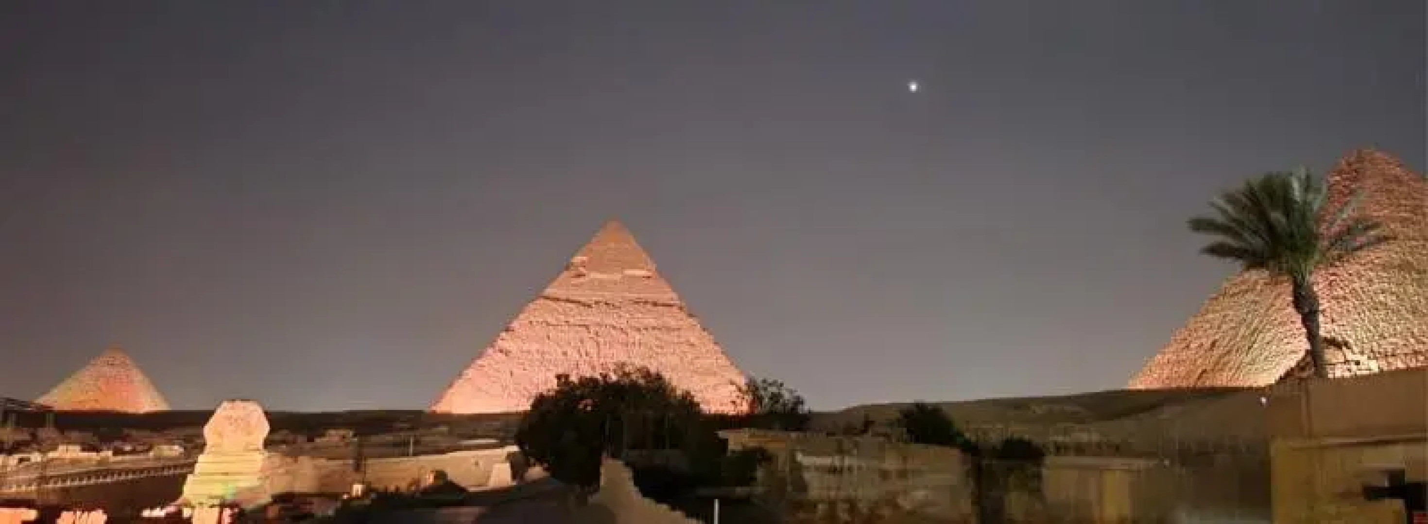 The Gate Hotel Front Pyramids & Sphinx View