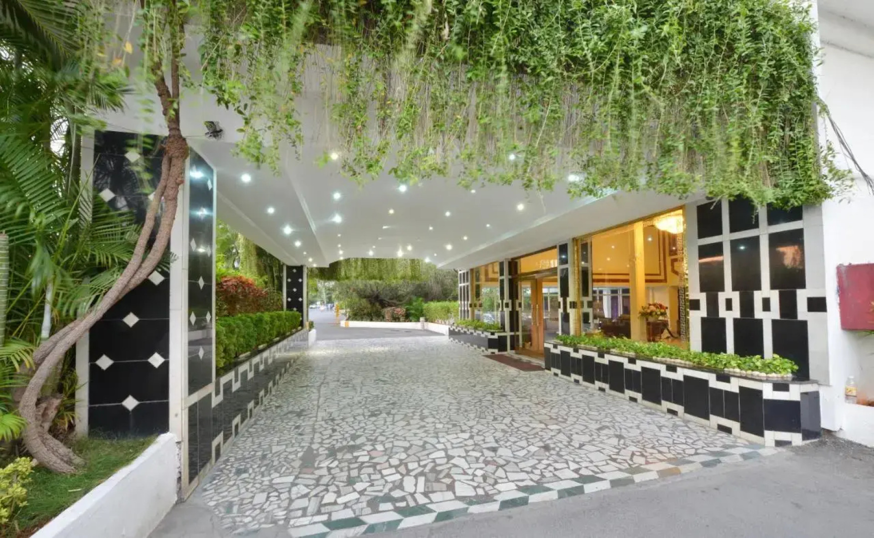 SRM Hotel Maraimalai Nagar