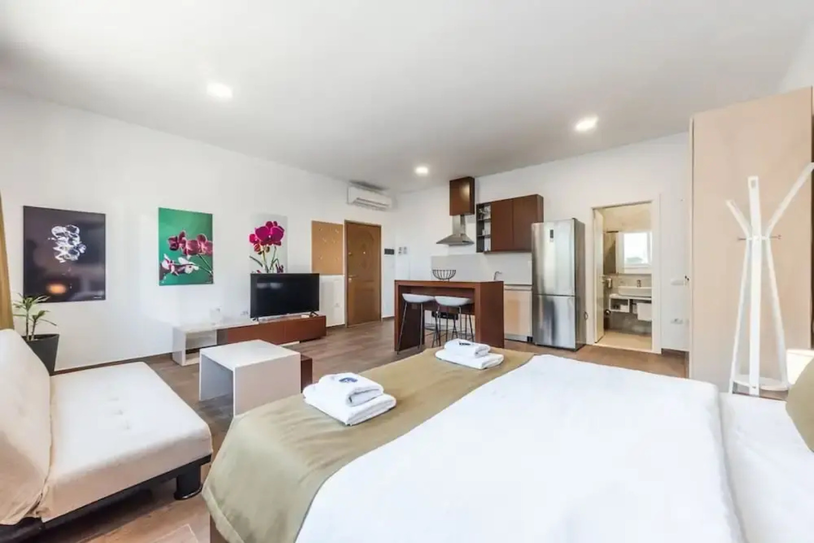 Modern Studio by the Beach - Orkidea