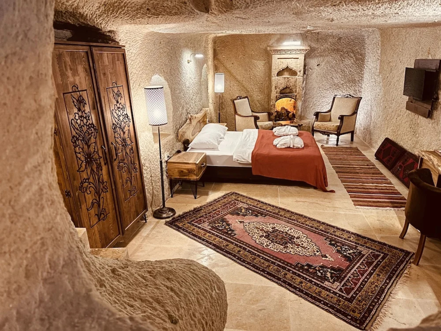 Asma Alti Cave Suits