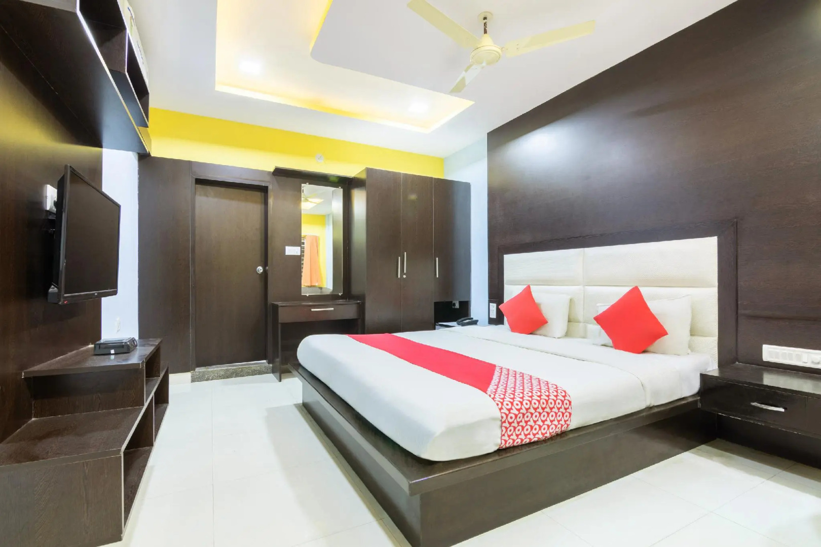 Capital O 15965 Hotel Nandi Gateway