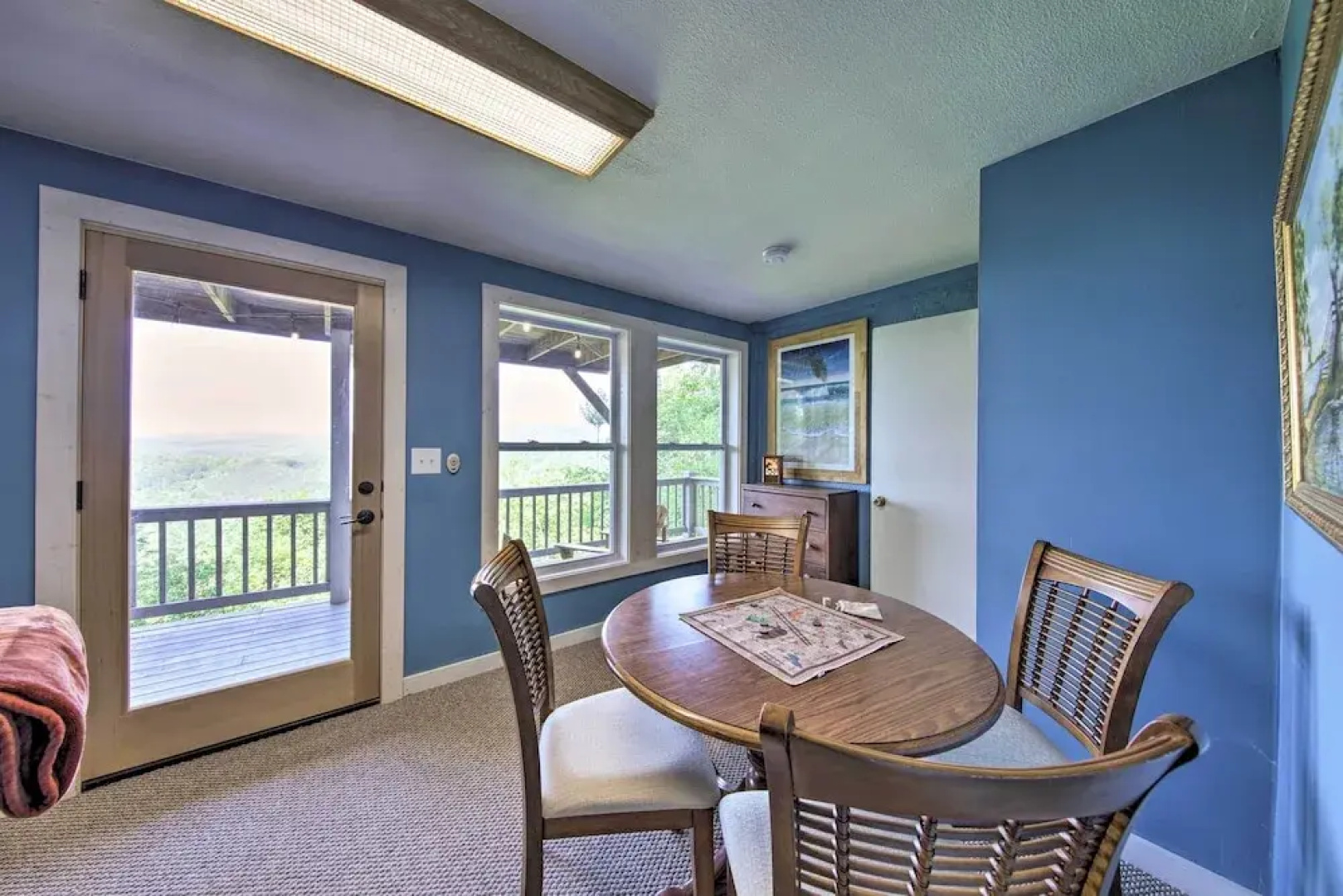 Treetop Hideout w/ Long-range Mountain Views!