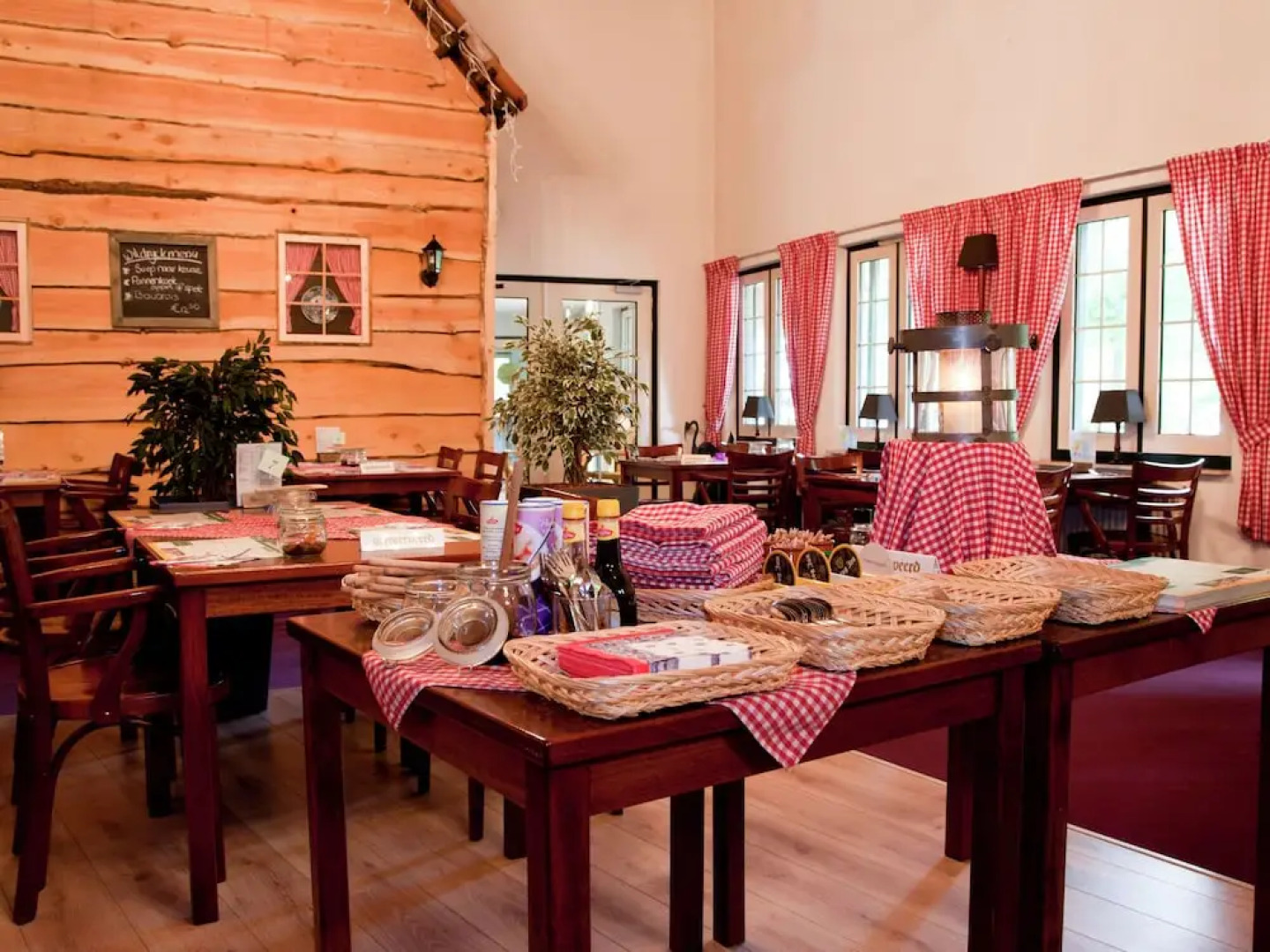 Romantic Villa With a Dishwasher, Near a National Park