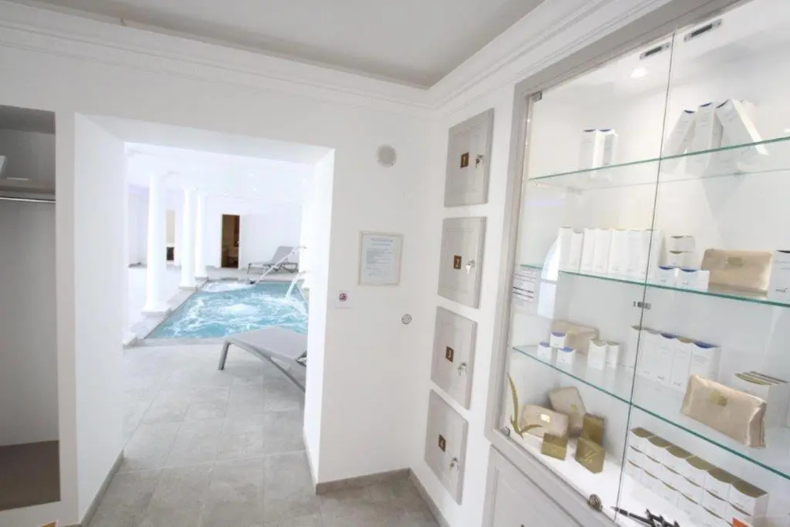 Le Continental Hotel