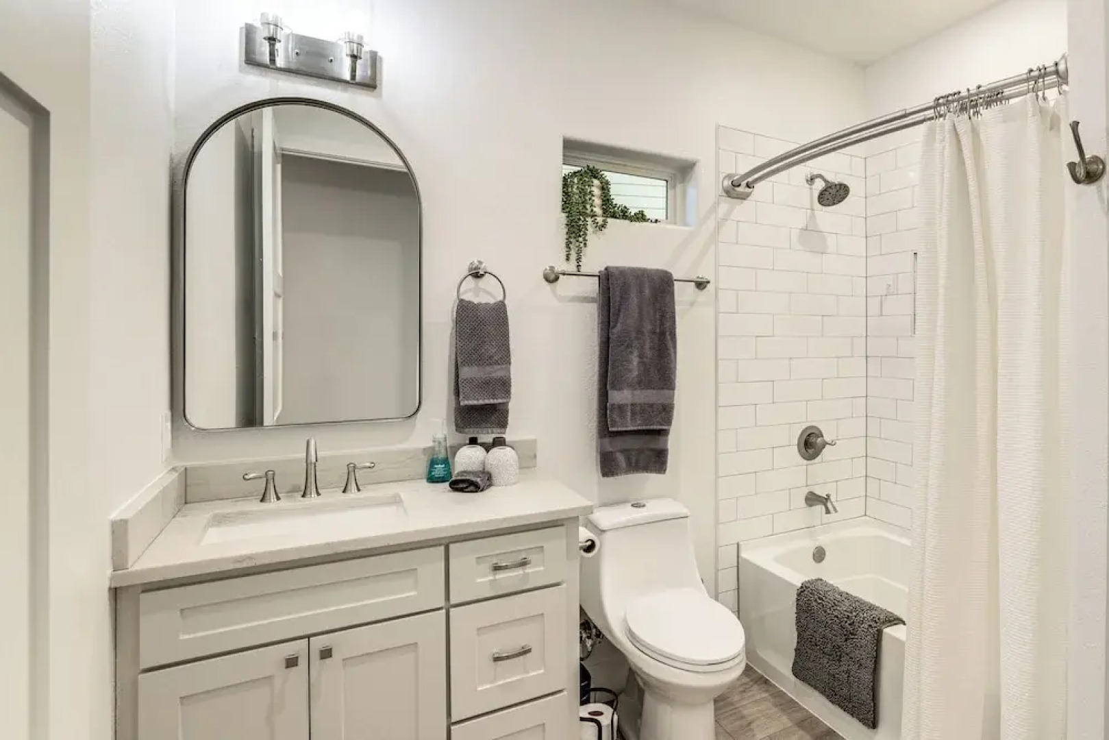 Dock & Hot Tub! High-end Cedar Creek Lake Retreat