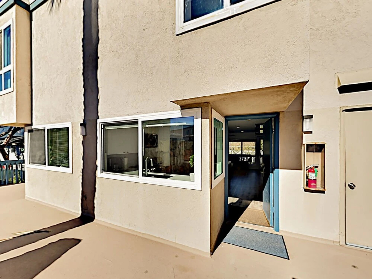 Modern Mountain-View Condo, 1 Block To Beach! Condo