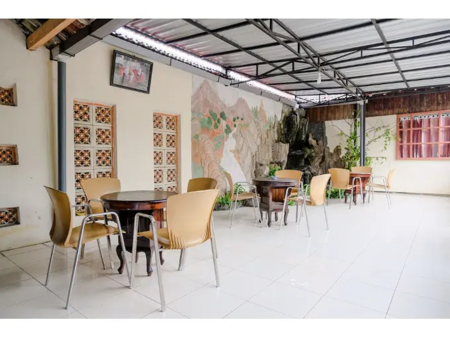 Hotel Istana Family by OYO Rooms