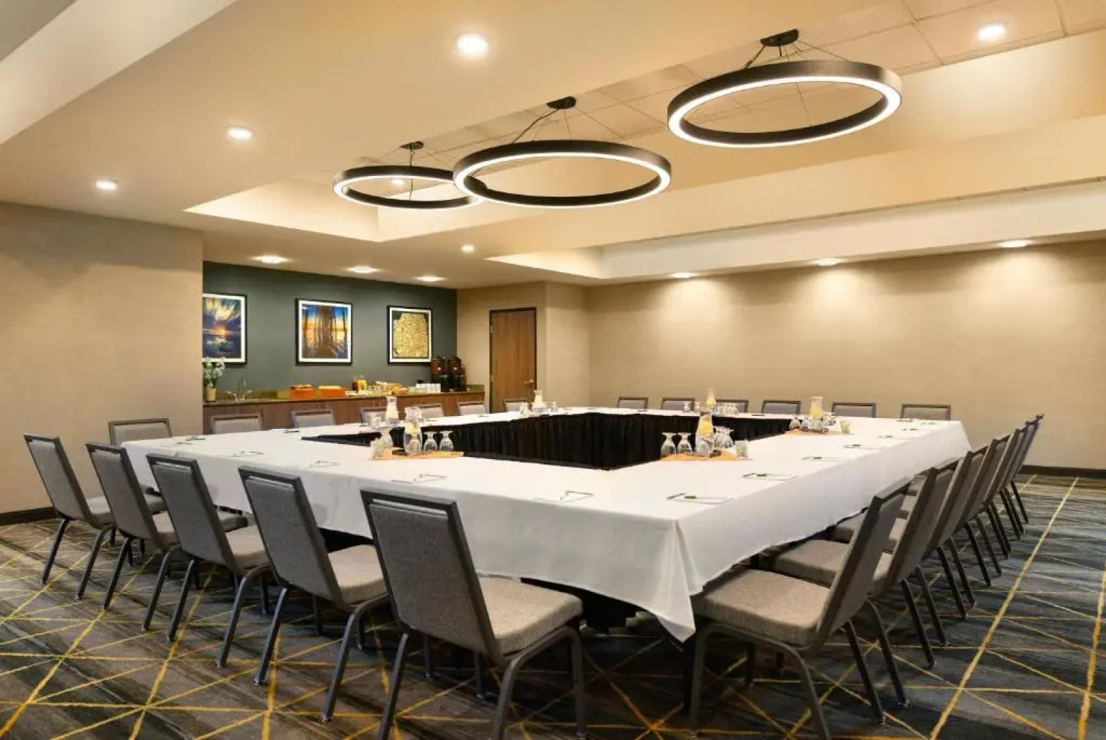 Holiday Inn & Suites Oakland Airport by IHG
