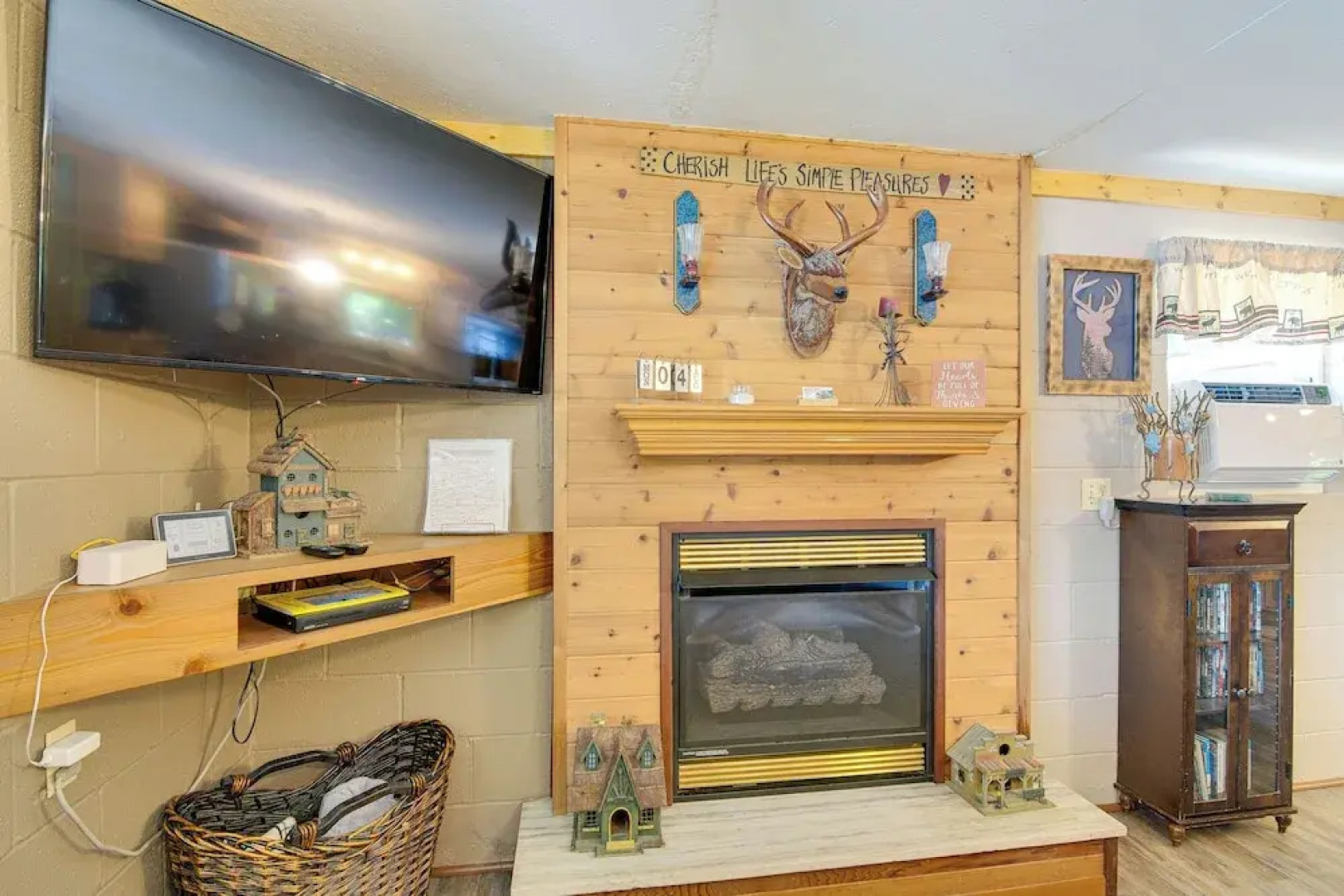 Waterfront Bull Shoals Lake Cabin w/ Deck + Views!