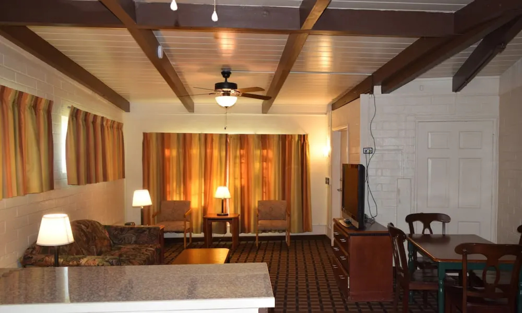 Stanlunds Inn And Suites