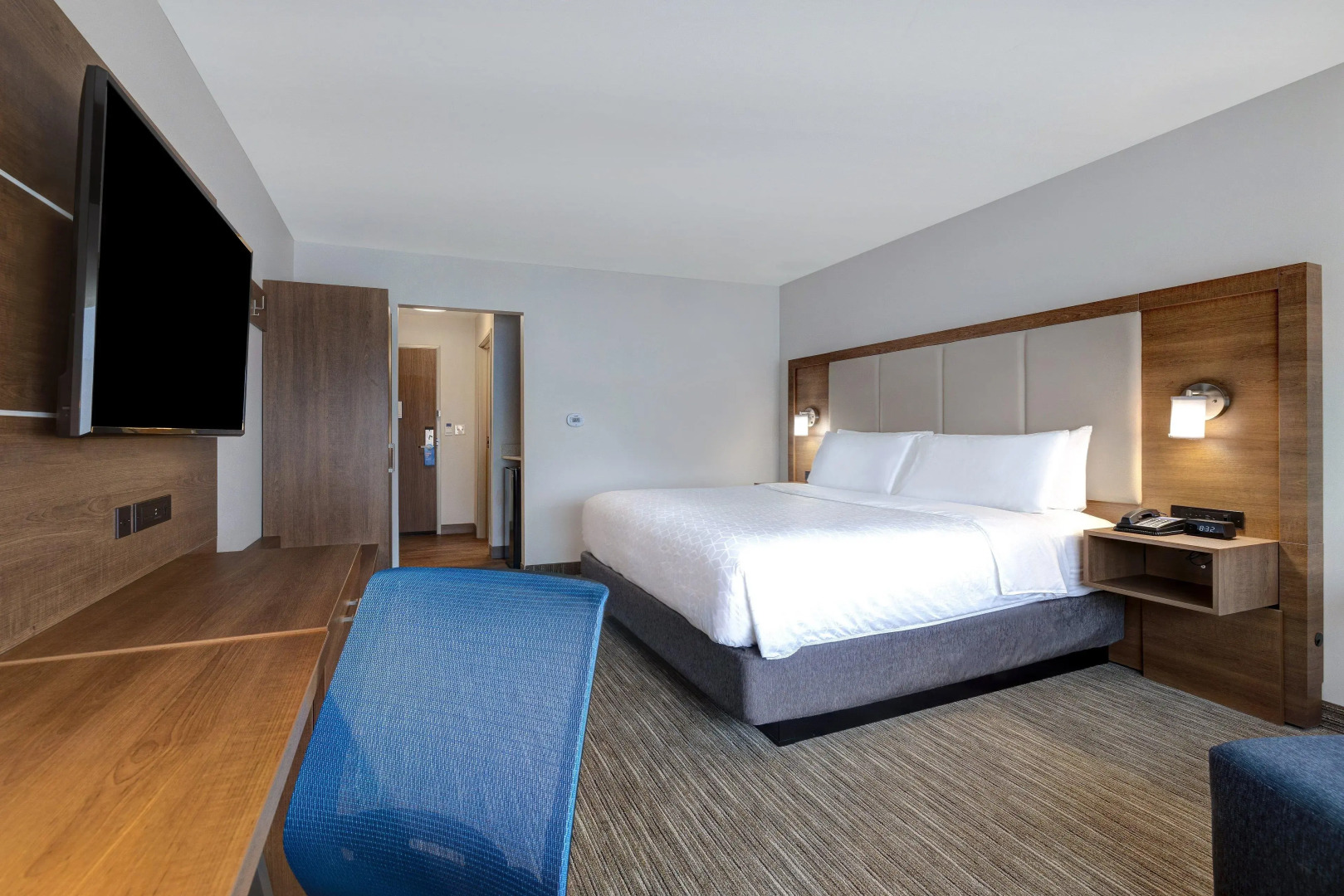 Holiday Inn Express & Suites Detroit Dearborn by IHG