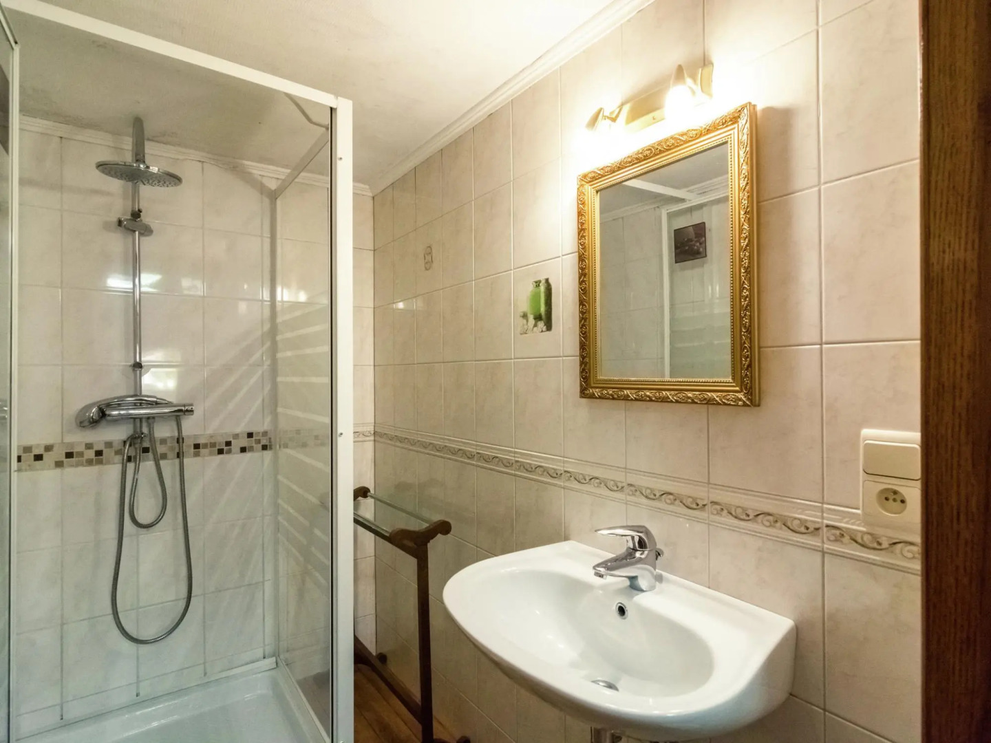 Scenic Retreat in Gimnee