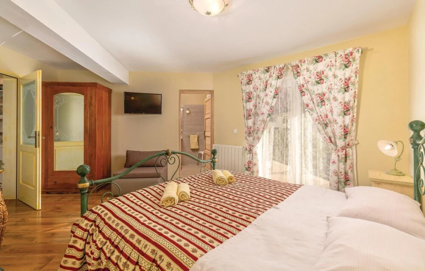 Amazing Home in Nova Vas with Hot Tub, WiFi & 4 Bedrooms