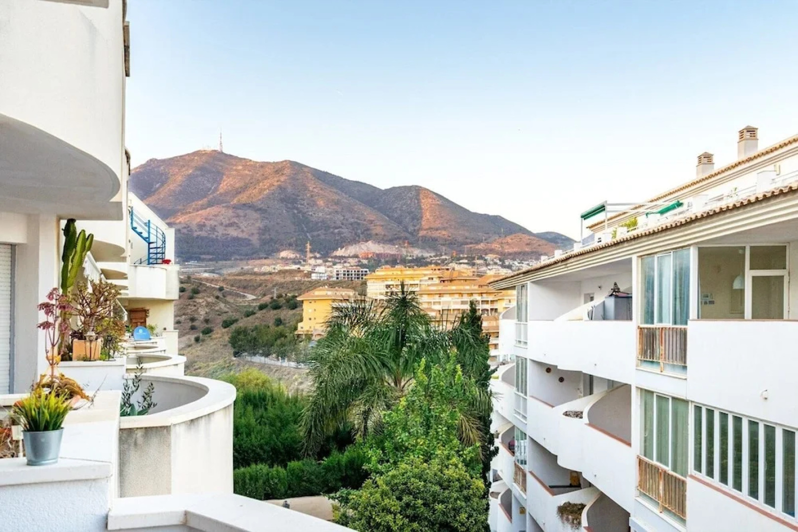 2BR  Apartment with Sea View, Gym and Pool Ref 129