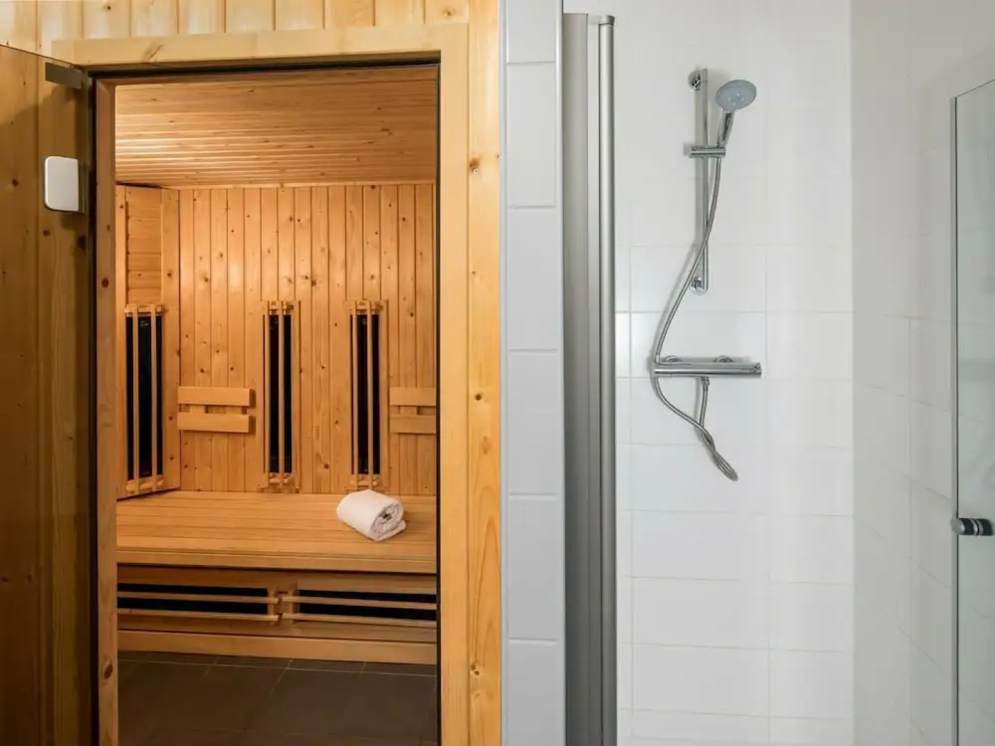 Detached Villa With Four Bathrooms Near the Sea