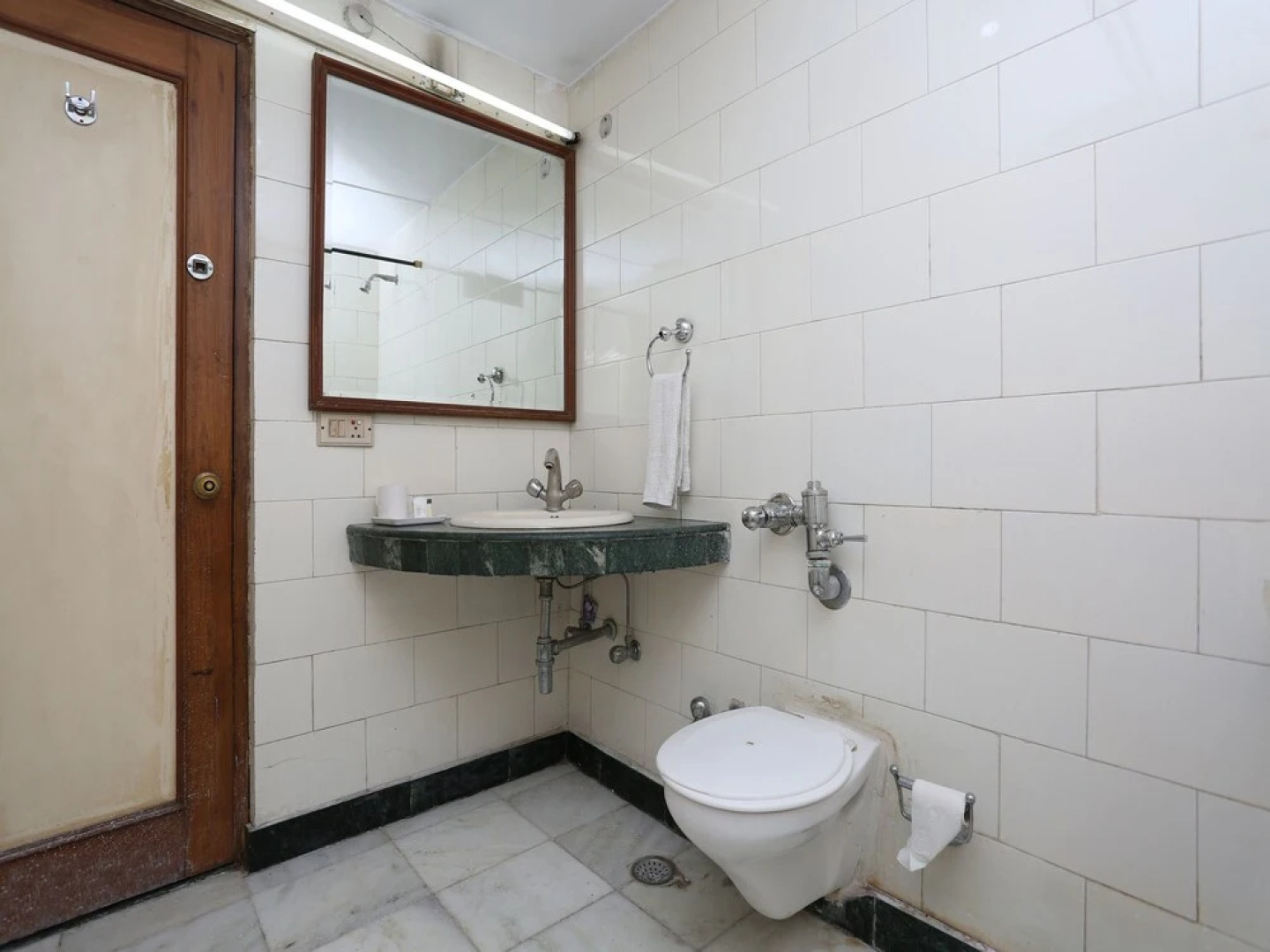 OYO 16125 Eiffel Grand Hotel