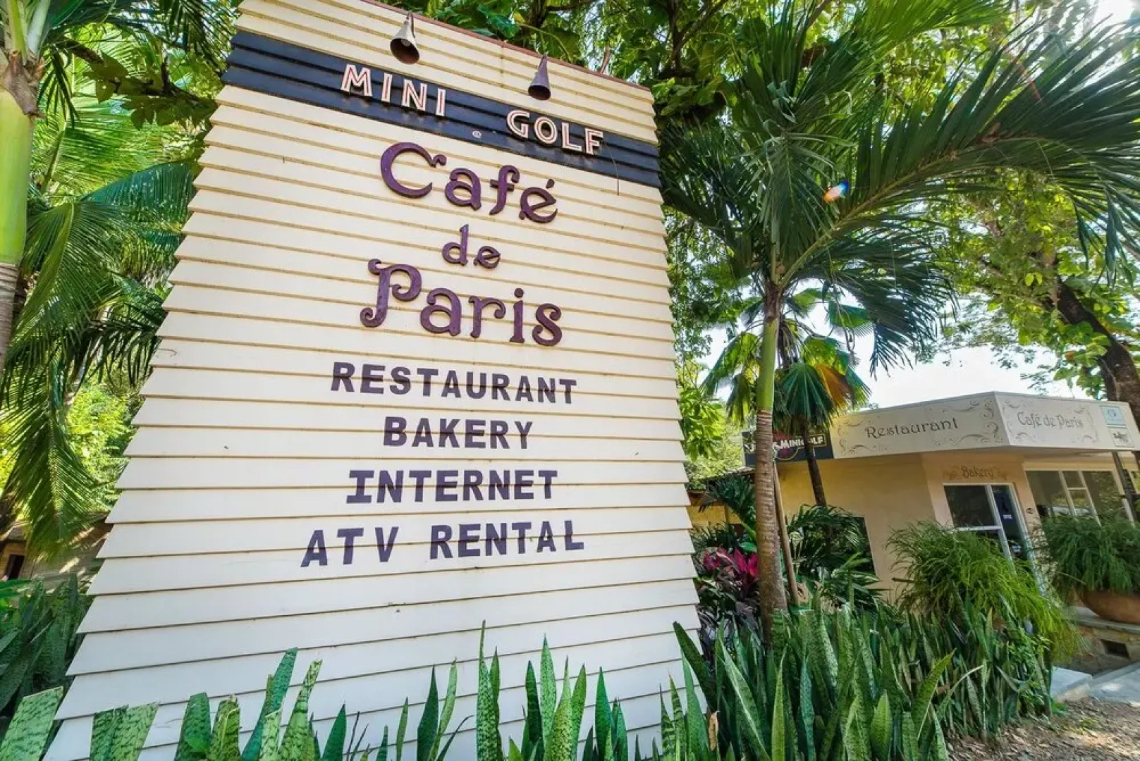 Cafe de Paris B&B