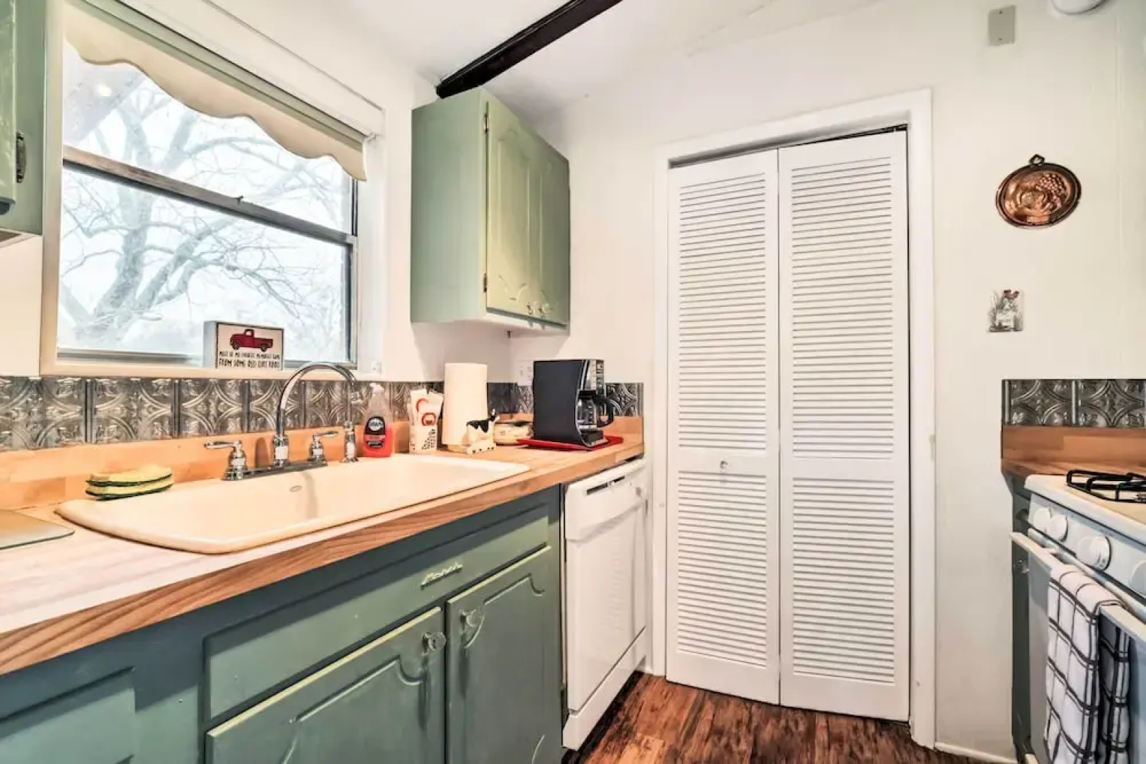 On Scenic 60-acre Farm: Carmine Cottage w/ Porch