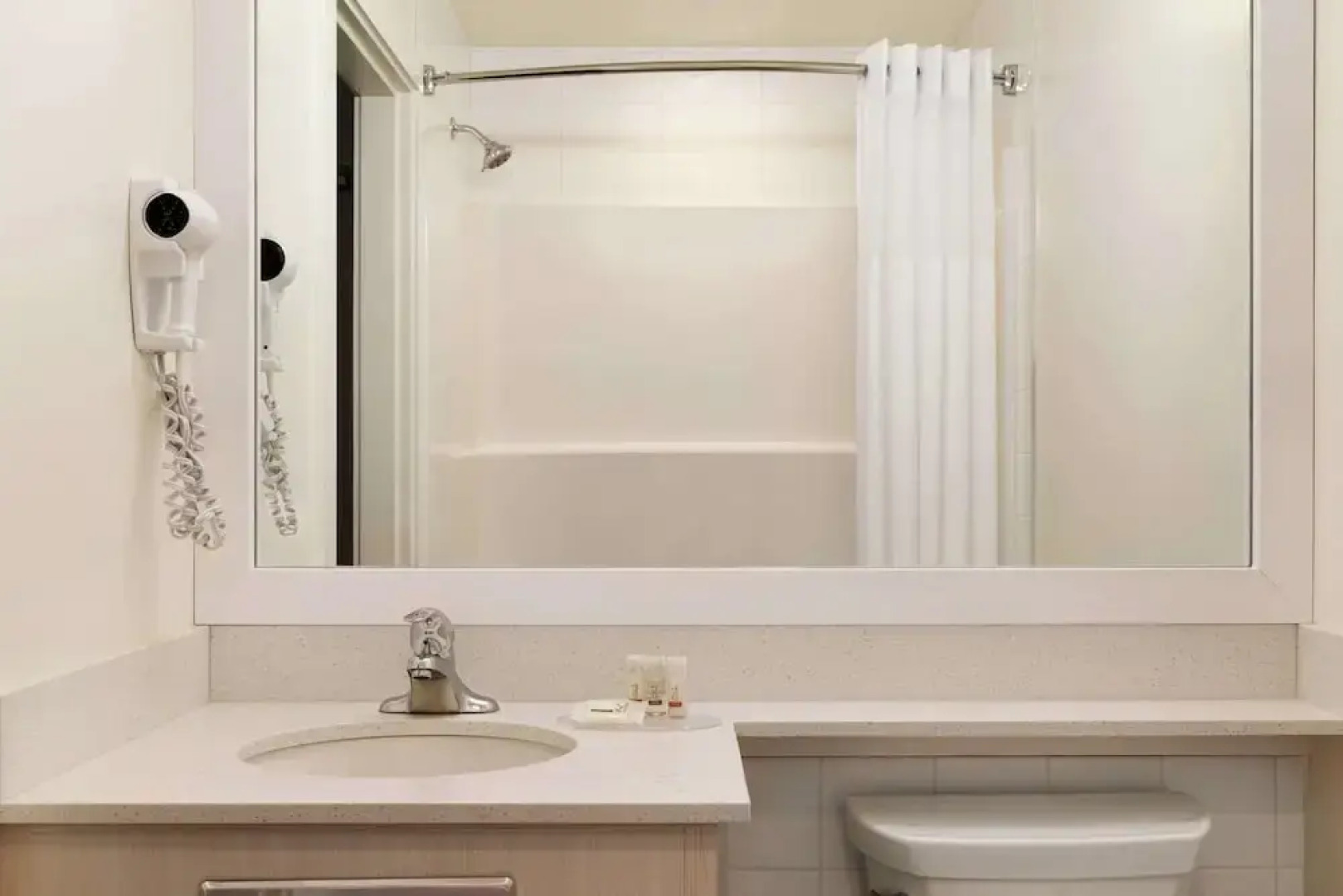 Days Inn by Wyndham 100 Mile House