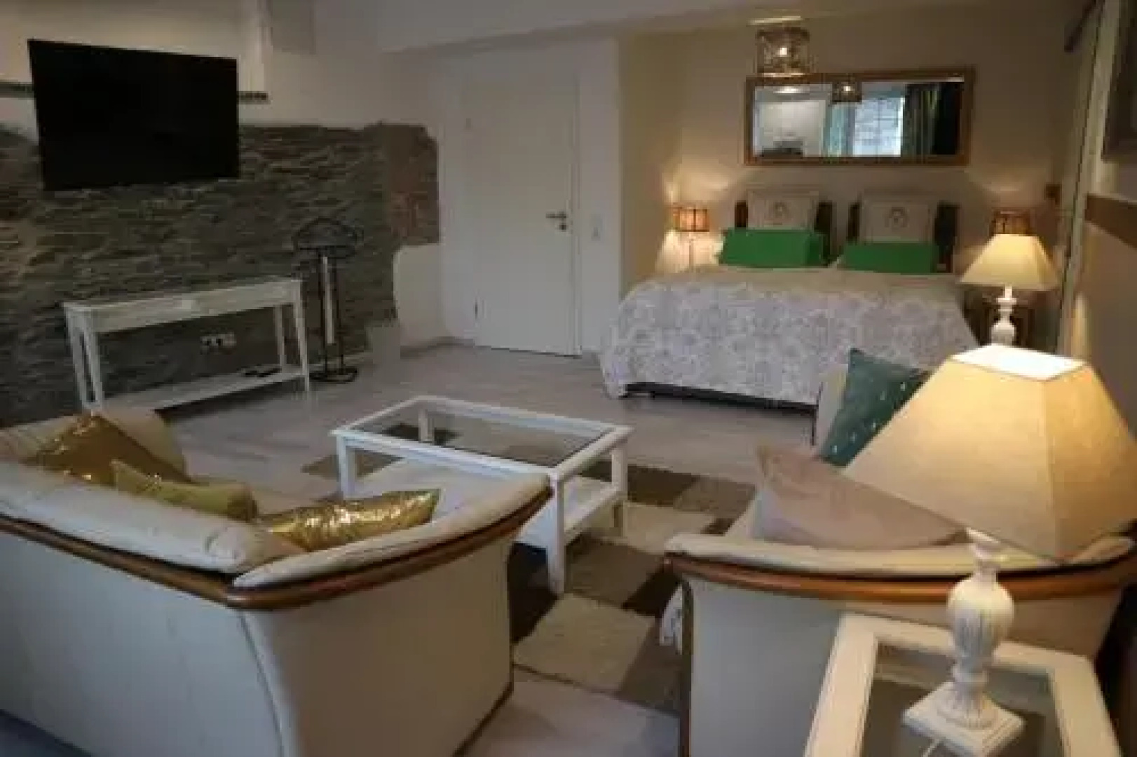 Winzerhäuschen am Brunnen