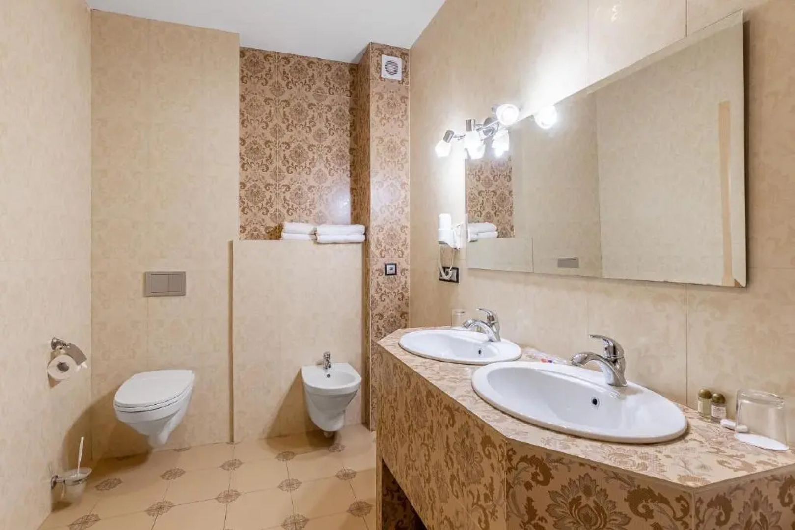 Отель Ambassador Plaza