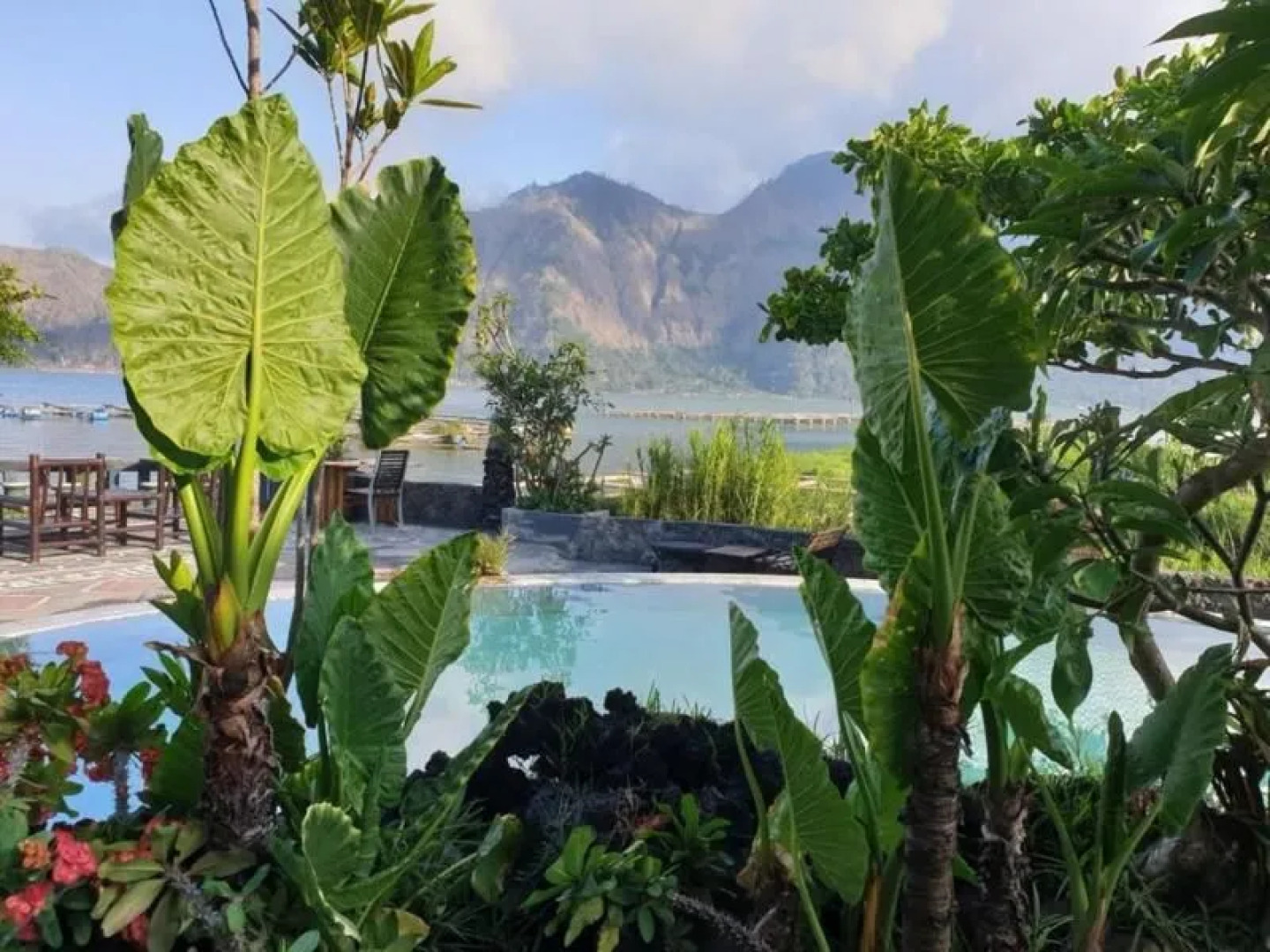 Penginapan Lakeside Cottages by ZUZU