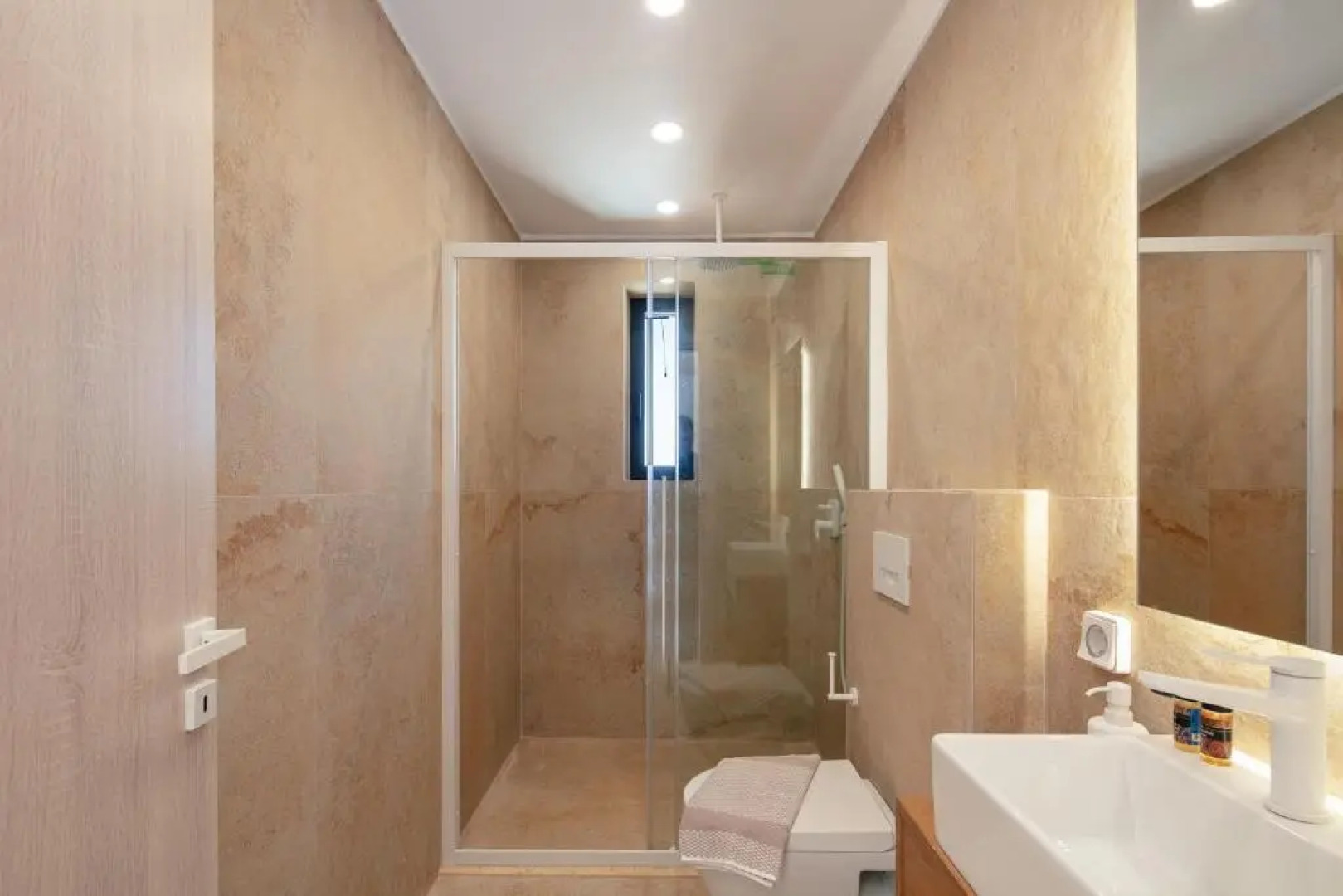 Seafront luxury villa with infinity pool & devine views!