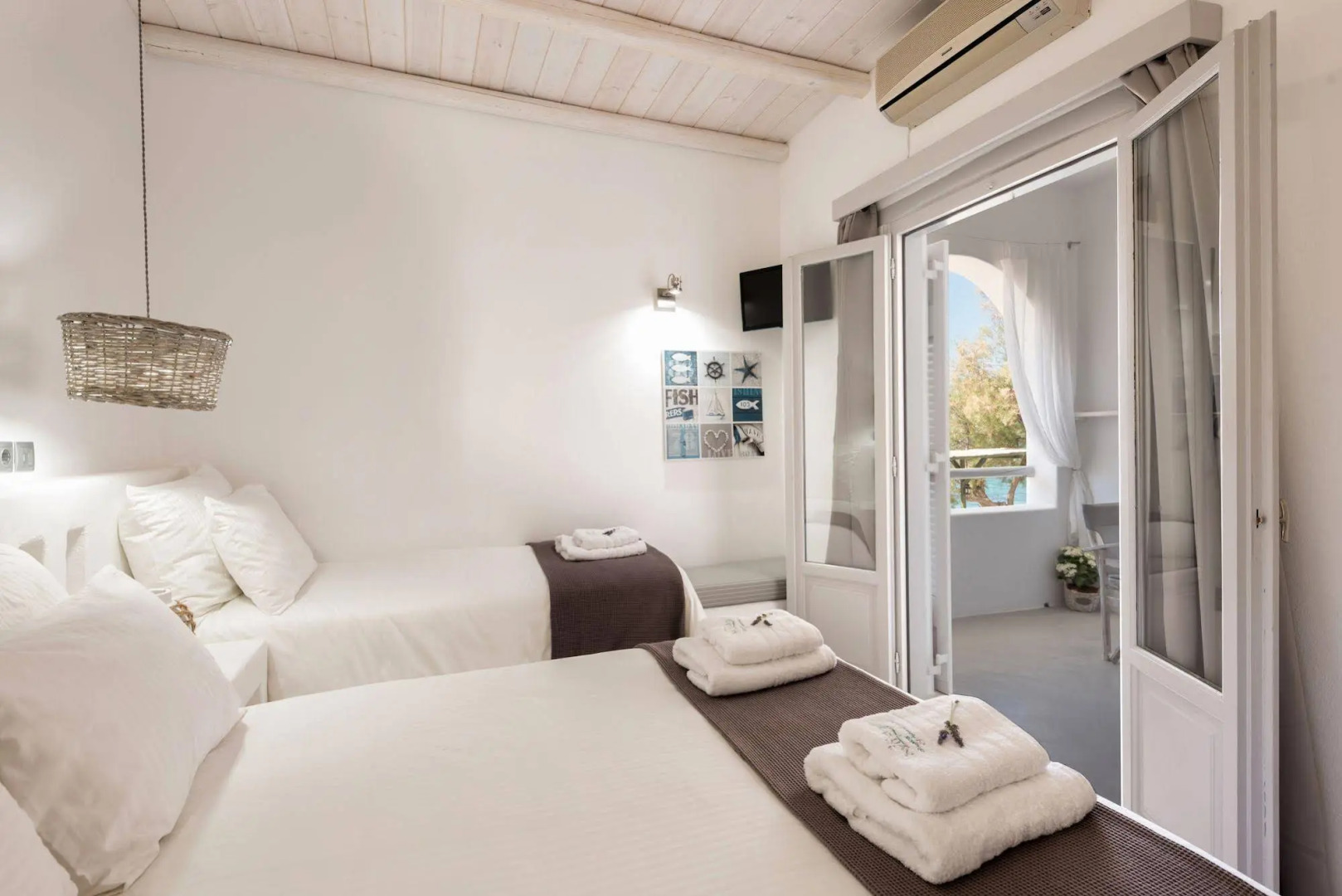 Blue Waves Suites & Apartments To Kyma