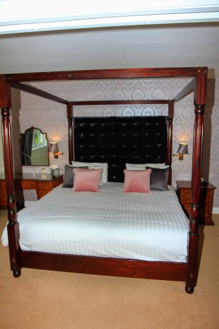 Taychreggan, Signature Collection by Eight Continents