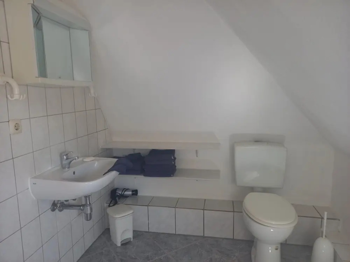 Schone Zweizimmer-ferienwohnung mit Pool im Garten