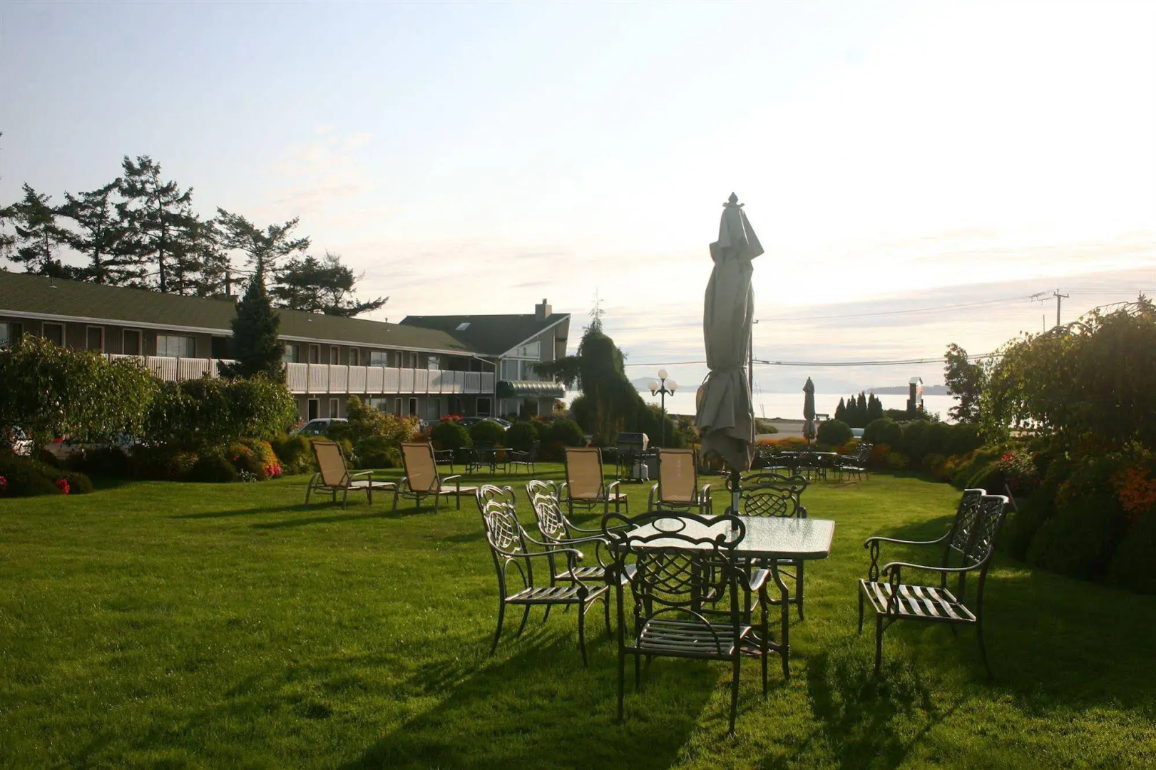 The Cedarwood Inn & Suites