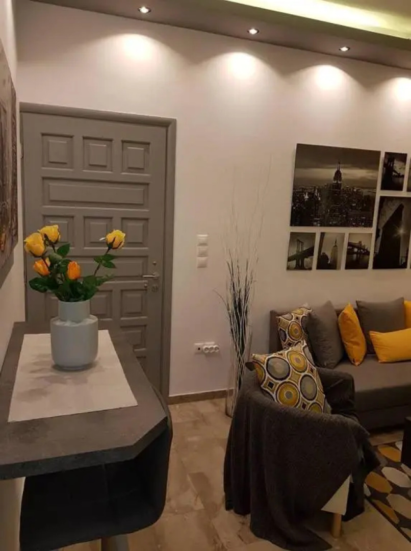 'Golden Aurora' Apartment With Elegant Style