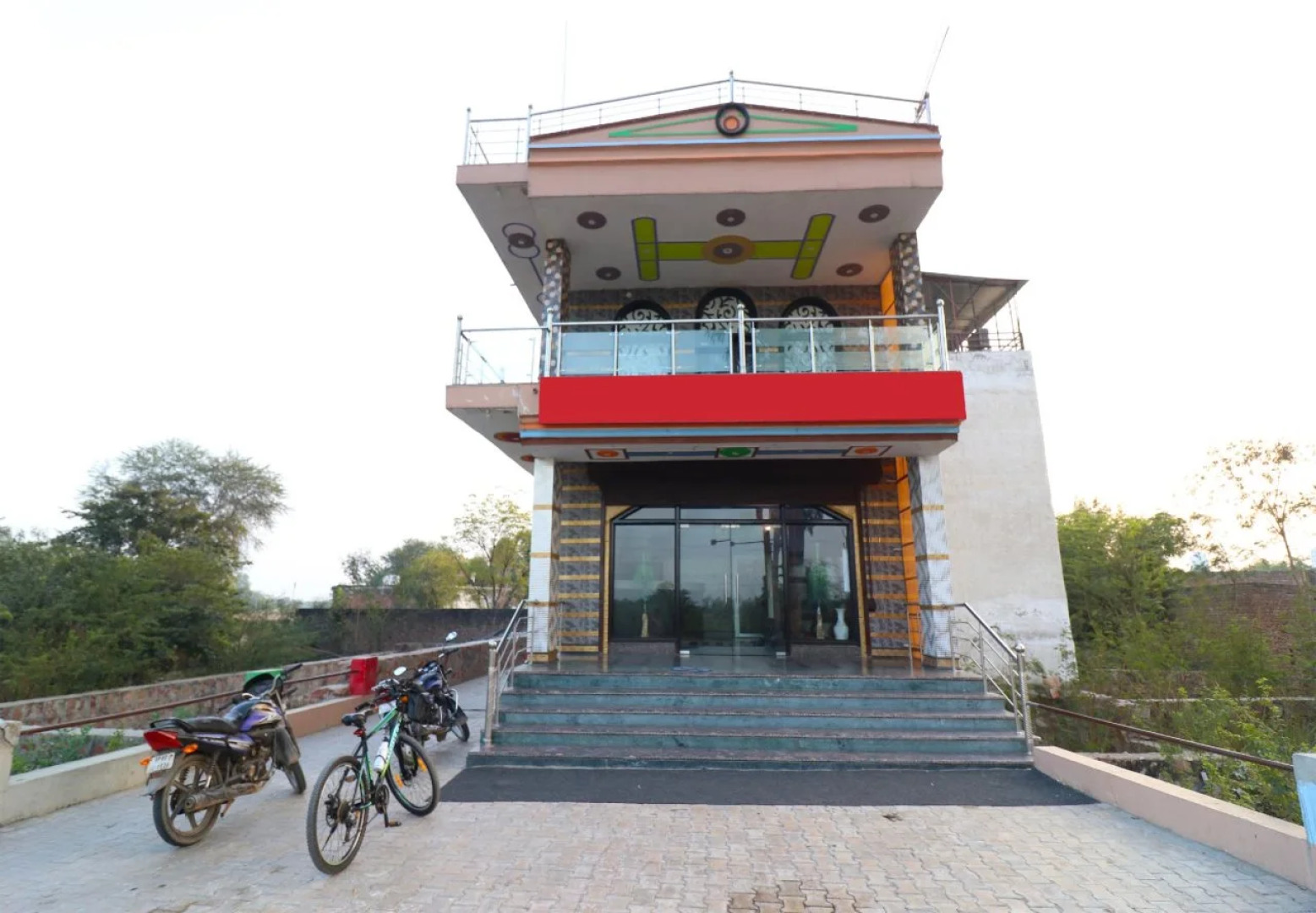 Tr Hotel By OYO Rooms