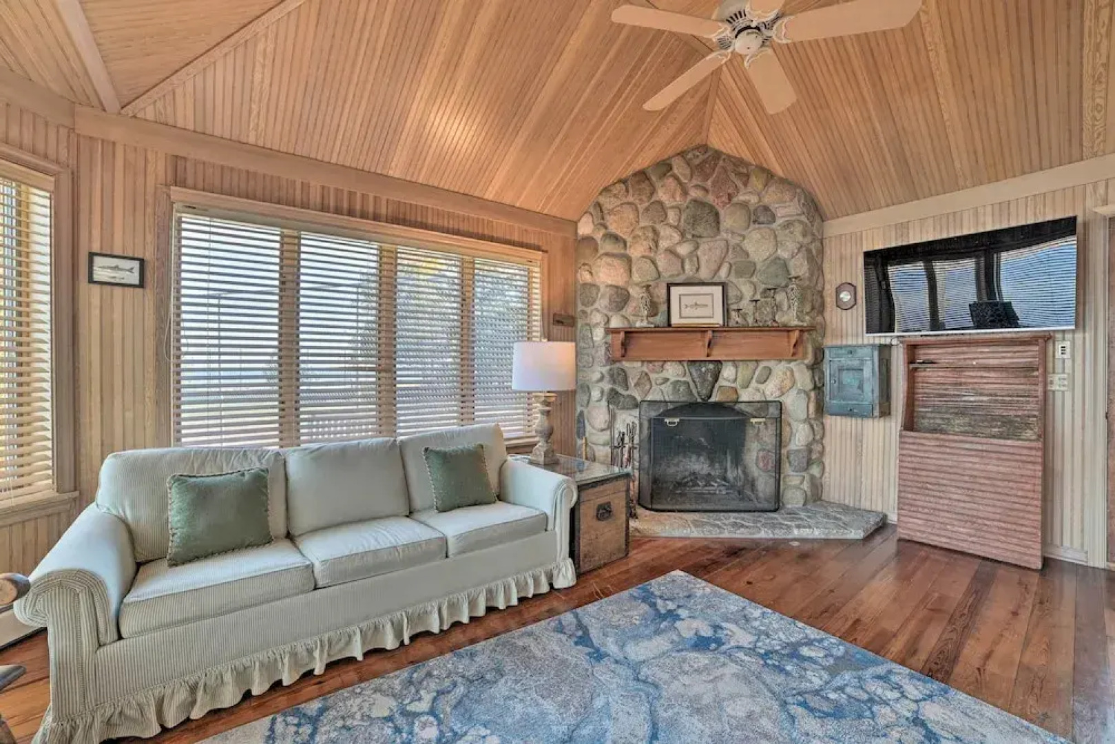 2 Living Areas, Tennis! Waterfront Suttons Bay Gem