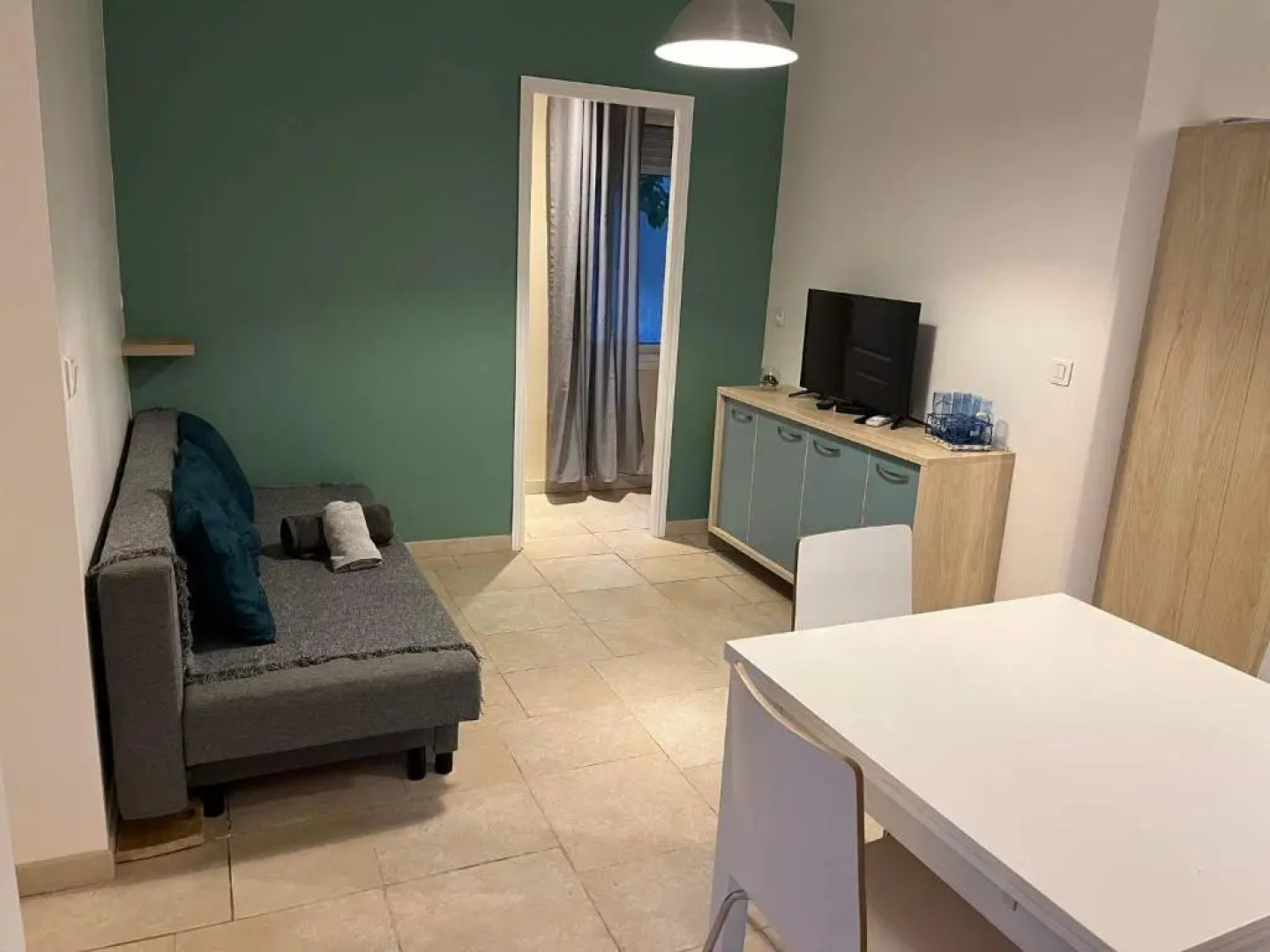 Maison de plein pied divisée en 2 appartements F3 independant, situé à Jacou, à 15km des plages, 5km de montpellier centre, attention le tarif proposé est pour un appartement si vous souhaitez louer les 2 réservez 2 hébergements