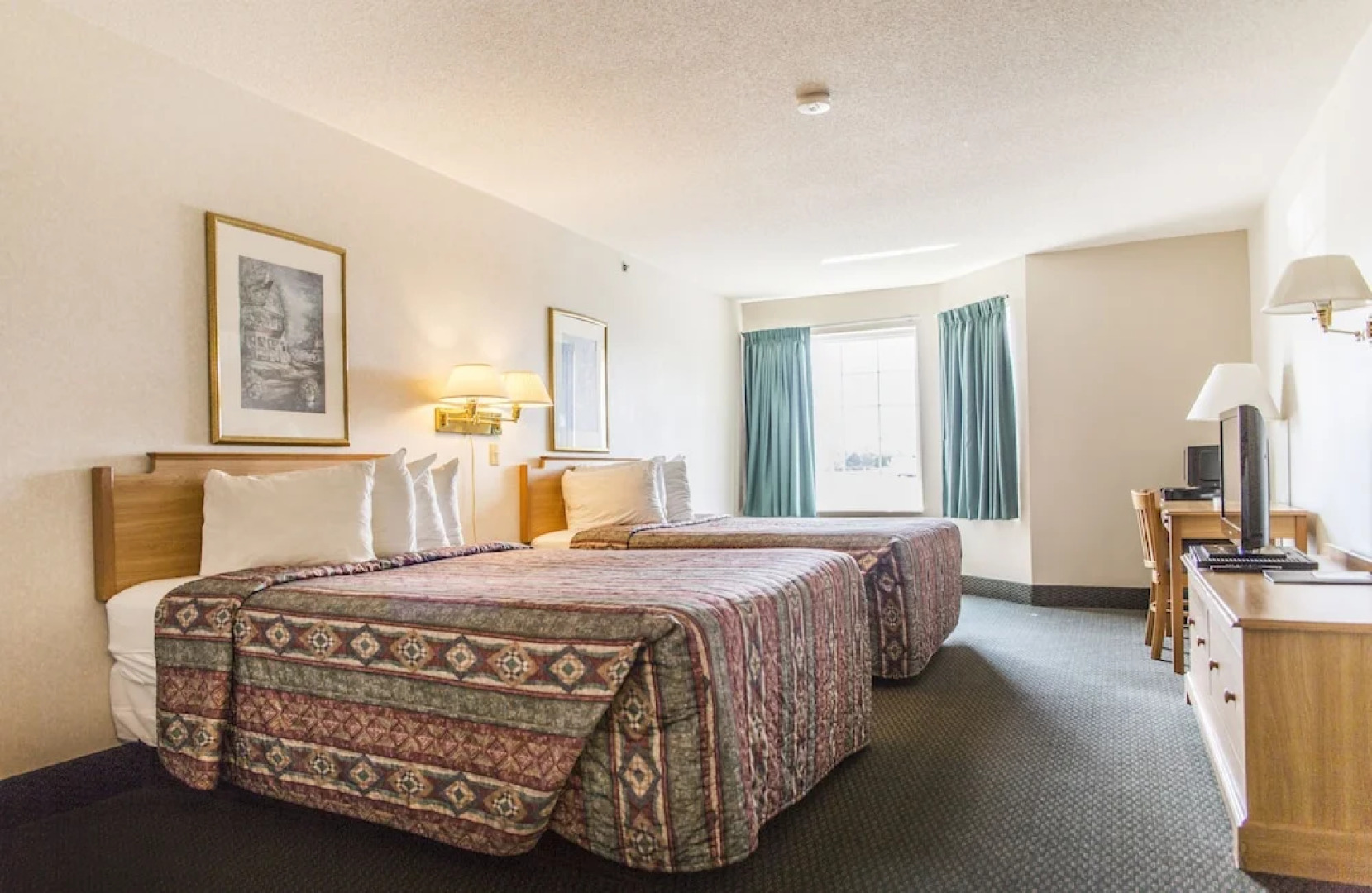 Econo Lodge Inn And Suites