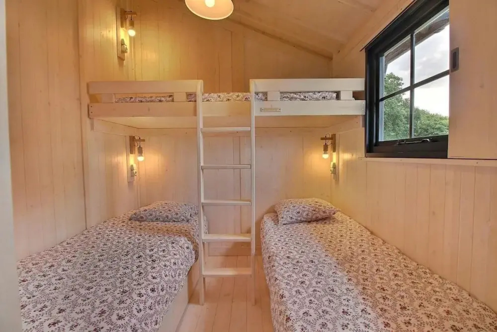 Comfortable Bungalow in Ploemel with Paid Sauna