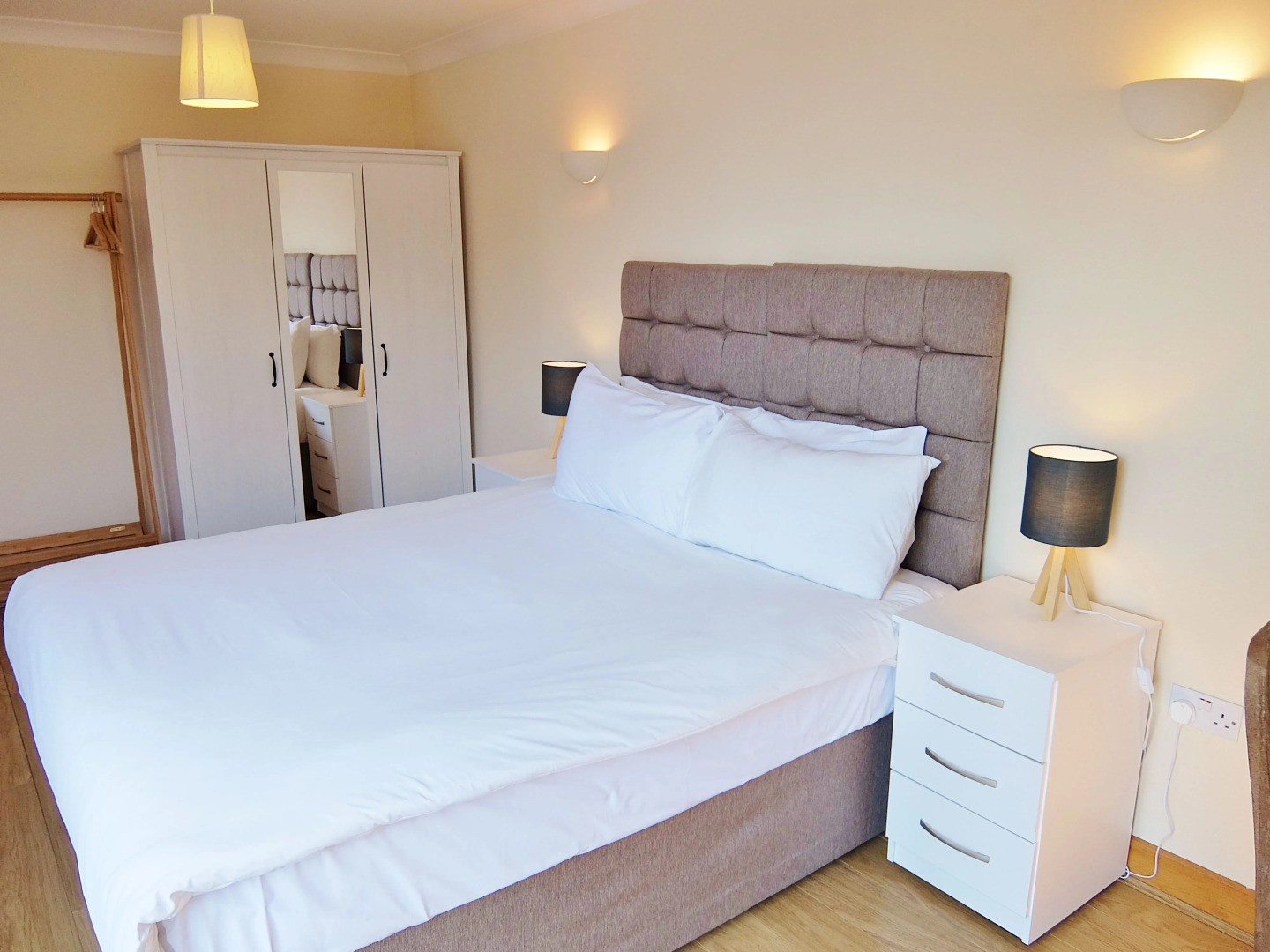 Hampton Court Palace View by Vantage Apartments