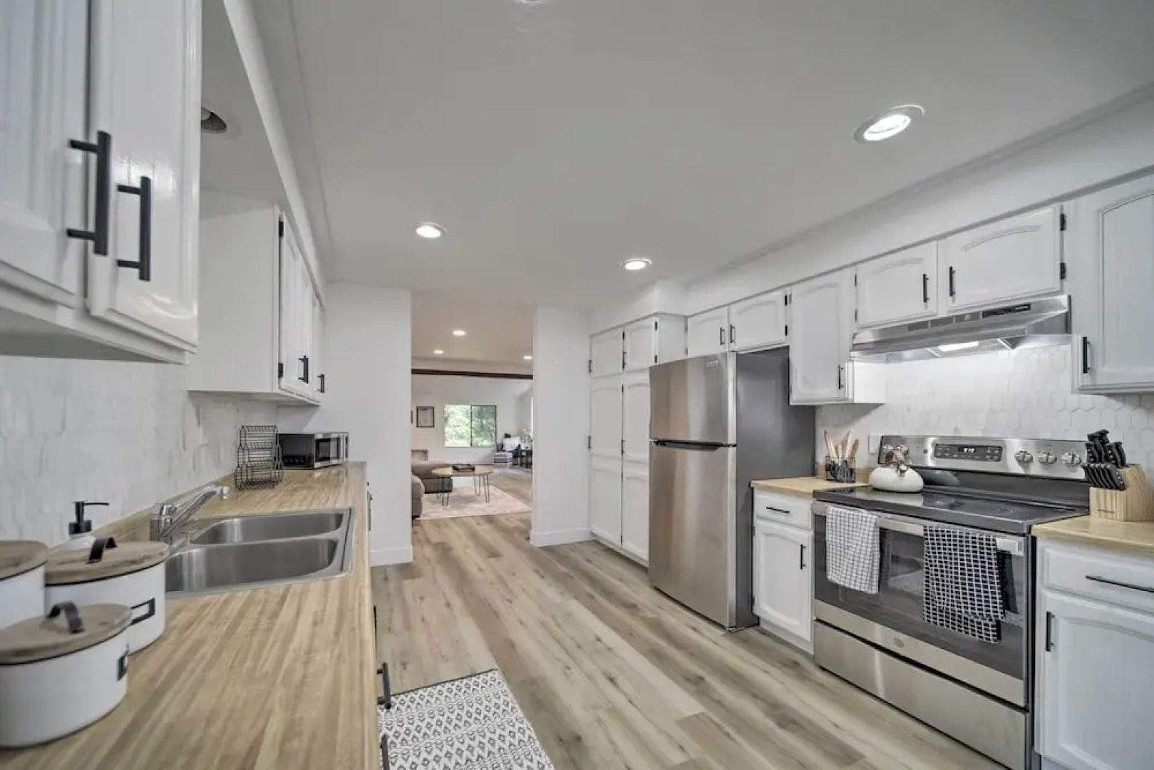 Bright & Airy Liberty Lake Abode w/ Backyard!