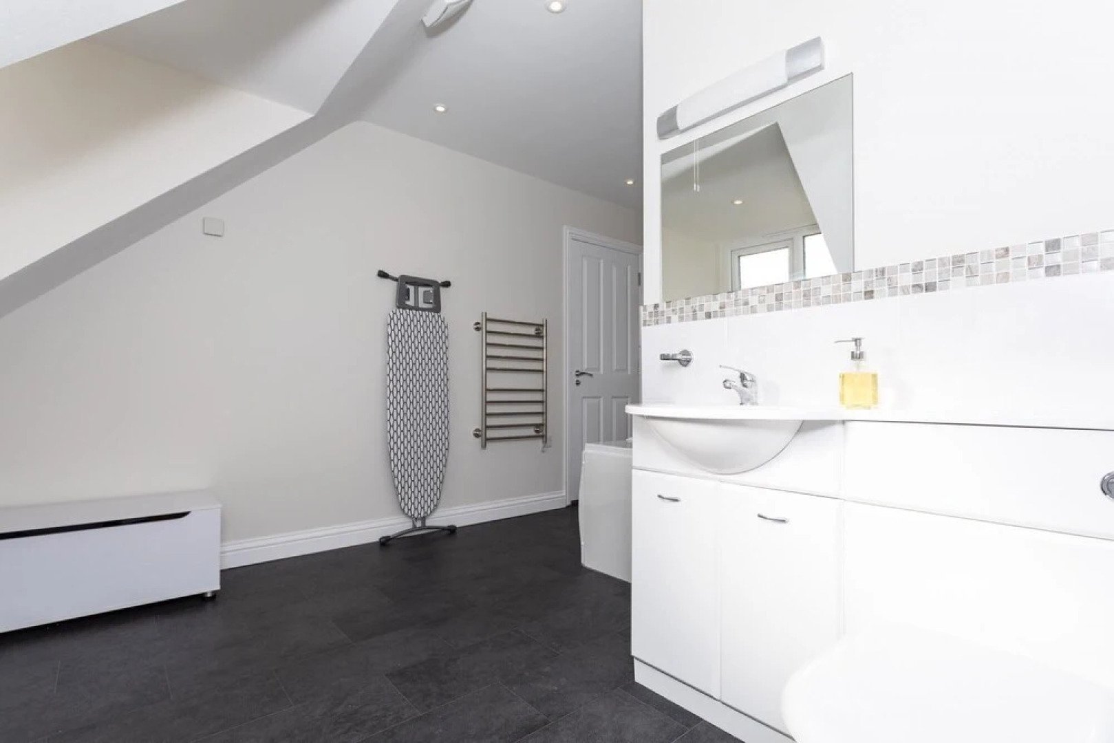 Garland Penthouse- Large 2 bed 2 Bath Self Contained Flat- Close to Shops