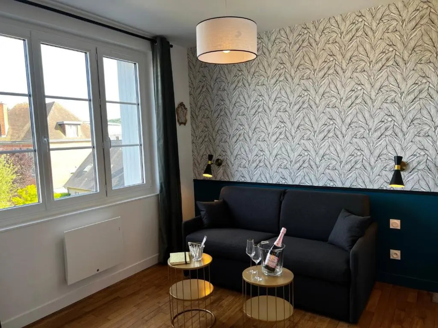 IDÉALEMENT SITUÉ "LE STUDIO" Les Locations ISAHORA sont aussi à 2 pas du Château d'Eu, des Falaises du Tréport, de MERS les Bains et aux portes de la BAIE DE SOMME