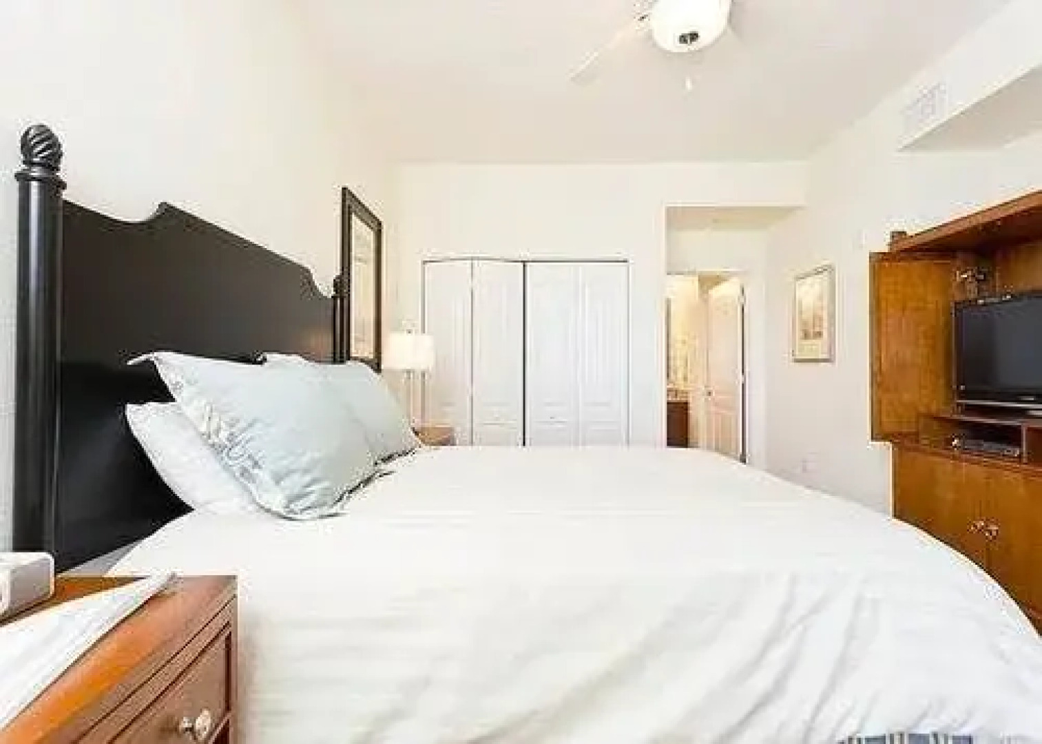 Yacht Harbor 470 4th floor 3 bedrooms condo by RedAwning