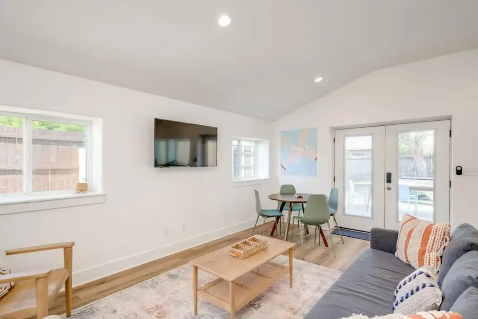 Modern 3 2 two Kings hot tub Fire pit 16min to Wine Trail Nearby Pickleball Courts Pools