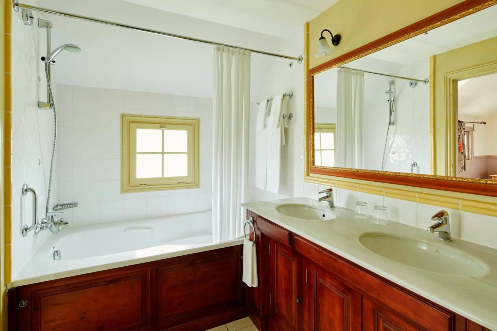 Отель Marriott Village d'Ile-de-France