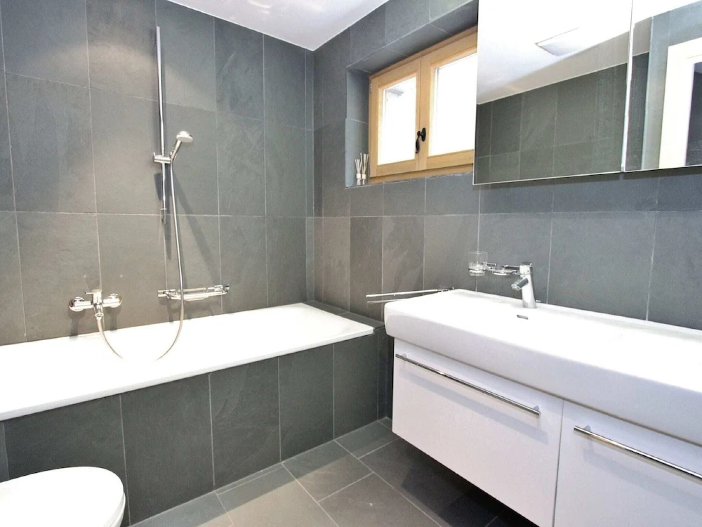 Superb new Chalet, Built in 2010, in the Middle of the ski Resort of Tzoumaz